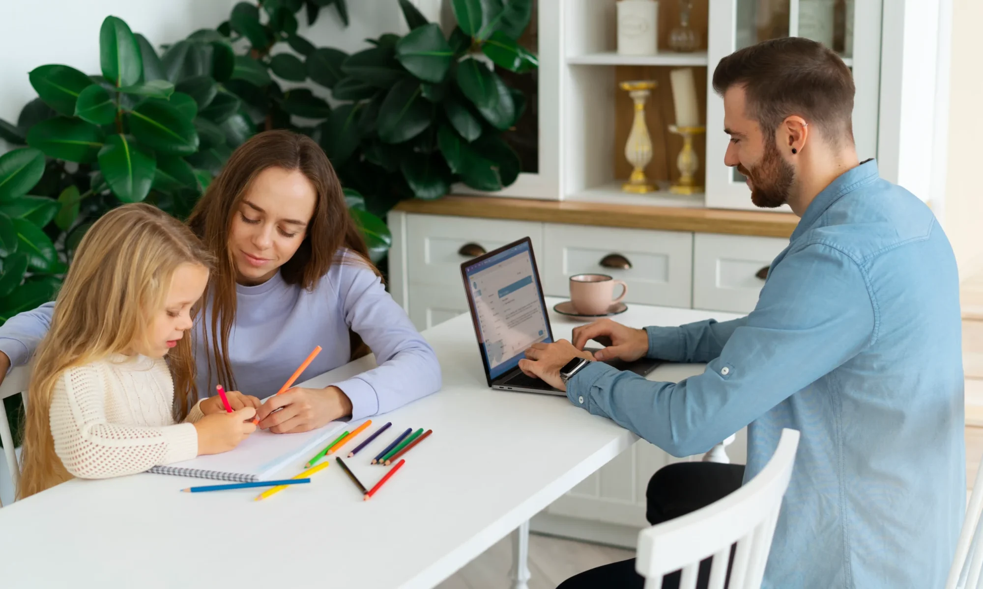medium-shot-parents-working-remotely (1)